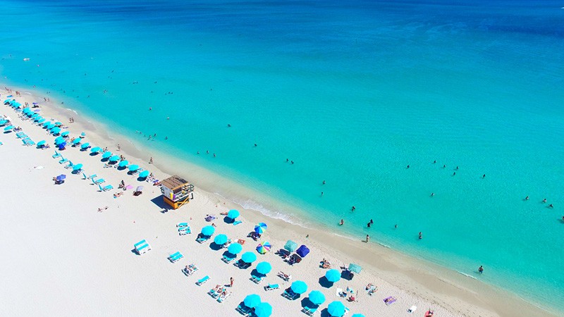 Sandy beach with turquoise water in Florida