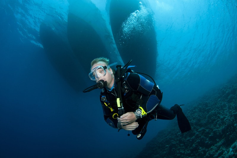 scuba diving will burn about 300 to 700 calories per hour